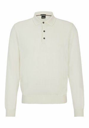 Pull en crème à manches longues en tissu doux, avec un plastron à trois boutons, des poignets côtelés et un logo discret sur la poitrine.