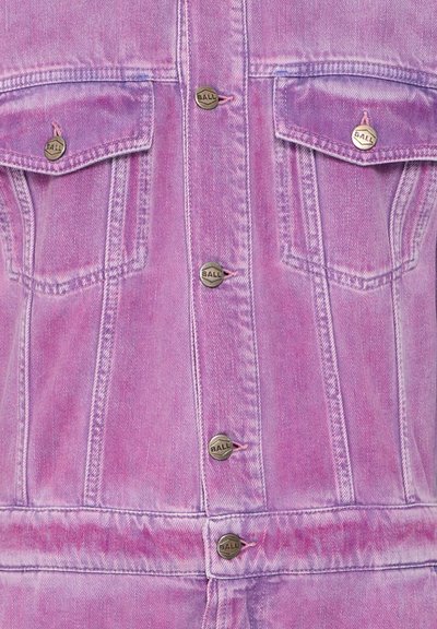 Ciganska jakna iz lila denima s dvema sprednjima žepoma, srebrno-tonskimi kovinskimi gumbi, označenimi z "BALL", in rahlo zbledelim videzom.