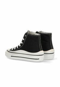 Zapatillas altas de lona negra con cordones blancos, suela de goma y costuras en contraste, con una media suela a rayas en blanco y negro.