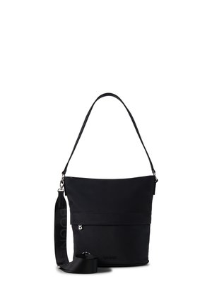 Sort skuldertaske med justerbar rem, lynlåslukket hovedrum og diskret brandlogo foran.