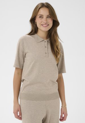 Beige Kurzarm-Poloshirt mit Strickstruktur, Dreiknopf-Leiste und geripptem Saum. Der Stoff wirkt weich und leicht.