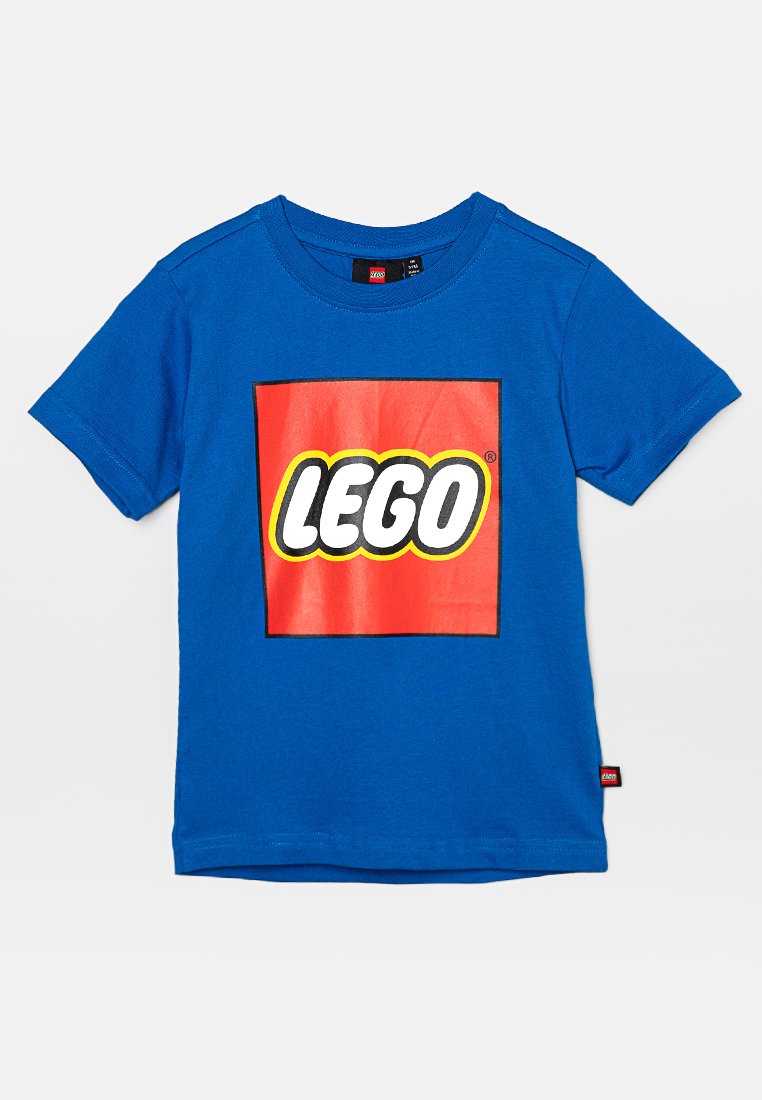 Camiseta de algodón azul con un gran cuadrado rojo en el centro, que presenta el logo blanco de "LEGO". Cuello redondo y mangas cortas.
