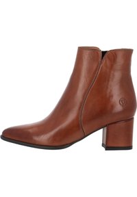 Stivaletto in pelle marrone con punta affusolata, zip laterale e tacco chunky. Presenta cuciture sottili e un logo impresso sul tacco.