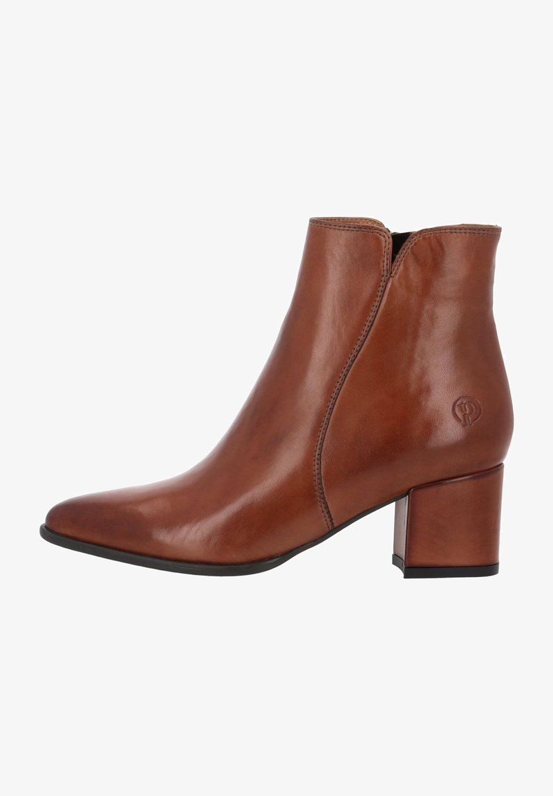 Stivaletto in pelle marrone con punta affusolata, zip laterale e tacco chunky. Presenta cuciture sottili e un logo impresso sul tacco.
