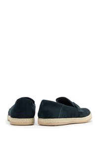 Dunkelblaue Wildleder-Slipper mit strukturiertem Finish, versehen mit einer gewebten Jutessohle und abgerundetem Rückendesign.