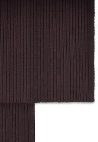 Szalik z prążkowanego dzianego materiału w ciemnobrązowym kolorze, z pionowymi liniami i fakturowaną powierzchnią, wykończony czystą, prostą krawędzią.