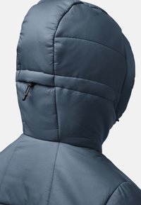 Gefütterte Kapuzenjacke in einem schieferblauen Farbton. Verfügt über eine gesteppte Textur und einen Reißverschlussdetails auf der Rückseite. Glatte Stoffoberfläche.