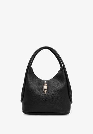 Bolso hobo de cuero negro con un acabado texturizado, que presenta una forma redondeada, asas dobles y un detalle de hebilla en dorado en la parte superior.