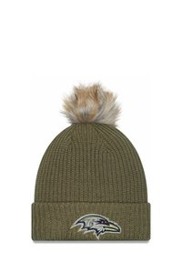 Olivgrüne gestrickte Mütze mit einem Kunstpelz-Pompon oben und einem aufgestickten Logo der Baltimore Ravens auf der Vorderseite.