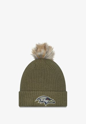 Berretto lavorato a maglia verde oliva con pon-pon in finta pelliccia sulla parte superiore e logo ricamato dei Baltimore Ravens sul davanti.