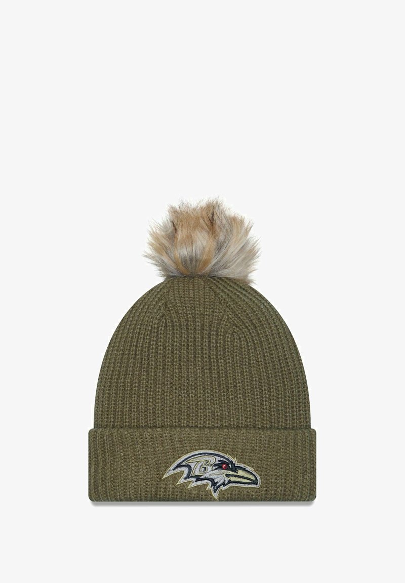 Olivgrüne gestrickte Mütze mit einem Kunstpelz-Pompon oben und einem aufgestickten Logo der Baltimore Ravens auf der Vorderseite.