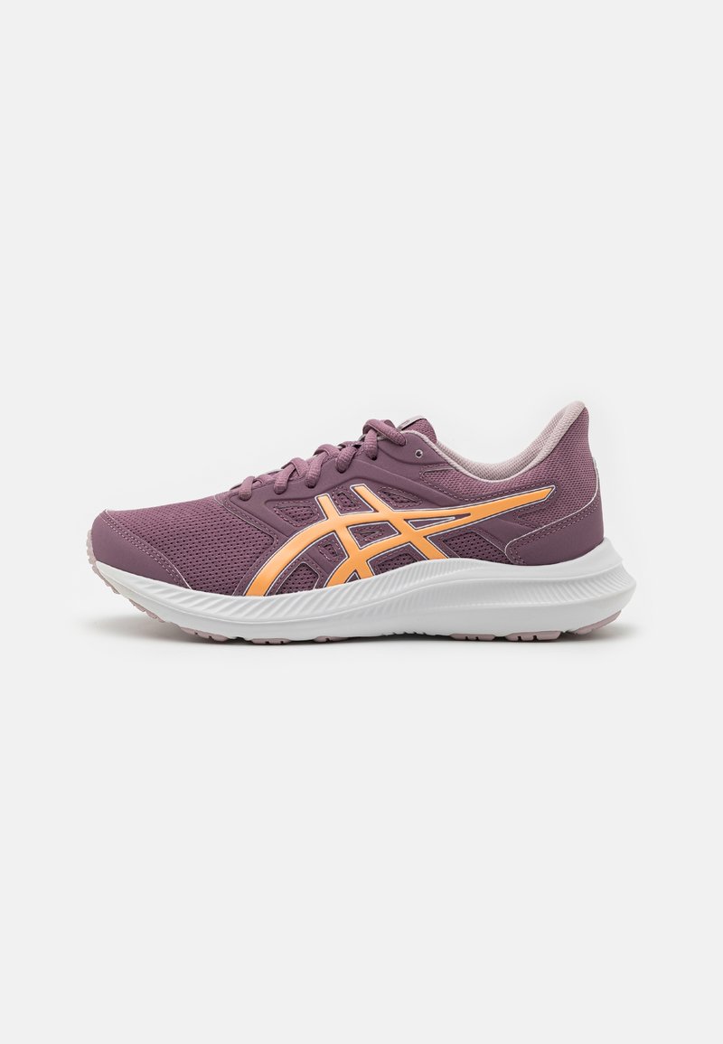 Baskets de sport violettes avec une tige en mesh, dotées d'accents orange et d'une semelle intermédiaire blanche. Bout arrondi, design à lacets et semelle texturée.