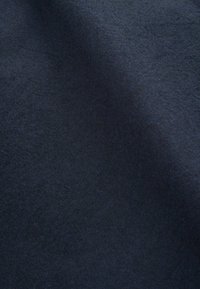 Tmavomodrá textília s hladkou textúrou, ktorá sa vyznačuje jednotným tkaním. Povrch vykazuje minimálne variácie a žiadne jasné vzory alebo akcenty.