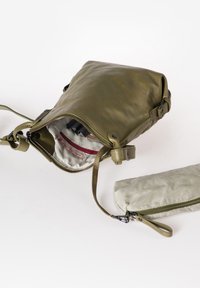 Borsa in pelle verde oliva con chiusura a zip, dotata di interni foderati e una pochette sottile rimovibile. Superficie texturizzata con tracolla regolabile.