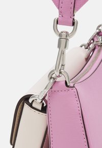 Borsa a mano in pelle rosa con design strutturato. Presenta una cerniera argentata, dettagli in metallo e un particolare in pelle bianca a contrasto.