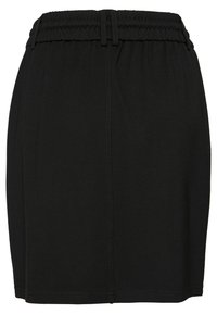 Svart minikjol med elastiskt midjeband, slät textur och rakskuren design med synlig söm längs fållen.