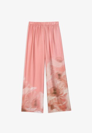 Weit geschnittene rosa Hose mit elastischem Bund und abstraktem Blumenmuster nahe dem Saum auf weißem Hintergrund.