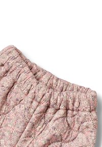 Blommönstrade quiltade shorts i nyanser av rosa och lila. Har en elastisk midja och ett texturerat tyg med ett litet blommönster.