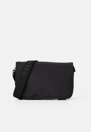 Bolsa de nylon negra con diseño plano, cierre de cremallera y una correa texturizada con un logo. Compacta y funcional para el uso diario.