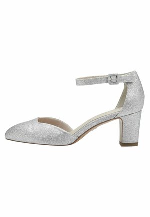 Stříbrné třpytivé lodičky na nízkém blokovém podpatku s špičatou špičkou a otevřenými stranami, s tenkým nastavovacím páskem a hladkým podšíváním.