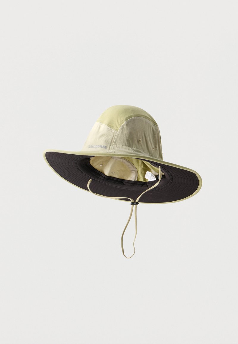 Ανοιχτό πράσινο καπέλο με πλατύ γείσο και σκούρο εσωτερικό γείσο, οπές αερισμού, ρυθμιζόμενο λουρί πηγουνιού και λογότυπο Patagonia στη μία πλευρά.