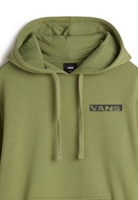 Sweat à capuche vert olive Vans avec cordons réglables et petit logo Vans sur le côté gauche de la poitrine.