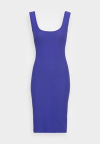 Pružné šaty bodycon v živé fialové barvě. Mají kulatý výstřih a bezrukávový design, s obepínajícím střihem a délkou po kolena.