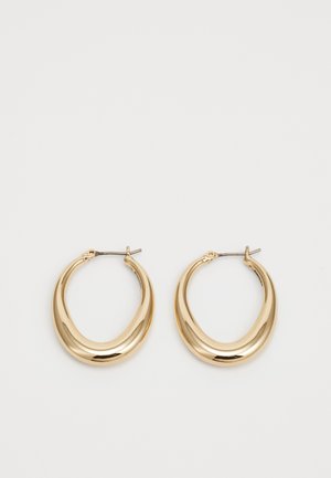 Coppia di orecchini a cerchio a forma di mezzaluna, lucidi e dorati, con sottili fermagli metallici su uno sfondo bianco.