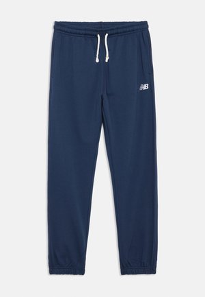Marineblauwe sweatpants van zacht materiaal, met een elastische tailleband met trekkoorden en geribbelde boorden; inclusief een klein wit logo.