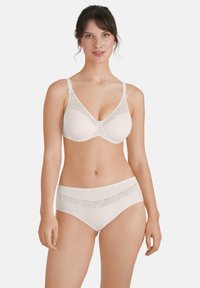 Witte bh en bijpassende onderbroekset met kantdetails, gladde stof en een zachte textuur. De bh heeft verstelbare bandjes en een beugel.