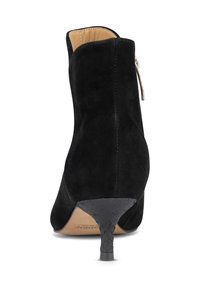 Stivaletto in camoscio nero con tacco affusolato, chiusura con zip e interno foderato lisci. Presenta un accento testurizzato sul tallone.