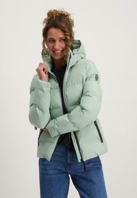 Dik, mintgroene hoodie met ritssluiting, zijzakken en logoaccent. Glad textuur met een getailleerd ontwerp.