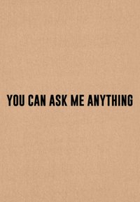 Rudas, tekstūruotas fonas su ryškiu juodu tekstu "GALITE KLAUSTI MANĘS BET KĄ" centriniame vaizdo dalyje.