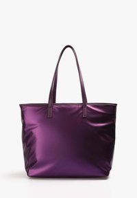 Lilla tote taske lavet af skinnende materiale, med to håndtag og et rummeligt, struktureret design. Glat overflade uden yderligere mønstre.