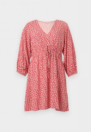 Κόκκινο φόρεμα μέχρι το γόνατο με λευκό λουλουδάτο μοτίβο, λαιμόκοψη σε σχήμα V, μανίκια τριών τετάρτων και σφιχτή μέση με κορδόνι.