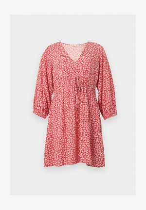 Κόκκινο φόρεμα μέχρι το γόνατο με λευκό λουλουδάτο μοτίβο, λαιμόκοψη σε σχήμα V, μανίκια τριών τετάρτων και σφιχτή μέση με κορδόνι.