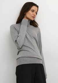 Grå turtleneck sweater lavet af strikket stof, med en tætsiddende design, lange ærmer og ribstrikkede manchetter og kant.