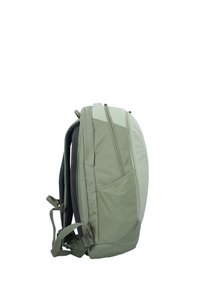 Grüner Rucksack mit strukturierter Oberfläche, mehreren Fächern, gepolsterten Netz-Schulterriemen und aerodynamischem Design. Verstellbare Riemen vorhanden.