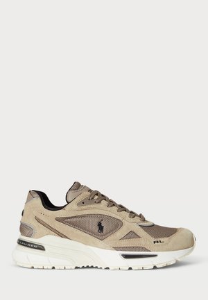 Baskets beiges et marron avec panneaux en mesh et en daim, semelle blanche, doublure intérieure noire et logo Polo Ralph Lauren sur le côté et le talon.