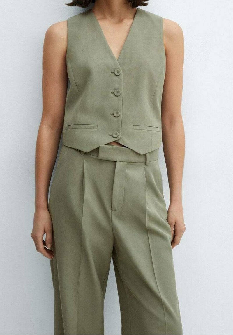 Veste sans manches vert olive avec col en V, boutonnée à l'avant et deux poches frontales, associée à un pantalon plissé taille haute assorti.