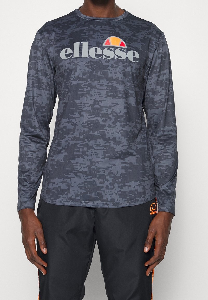 Szara koszulka moro z długim rękawem, okrągłym dekoltem i logo "ellesse" na piersi; gładka faktura i dopasowany krój.