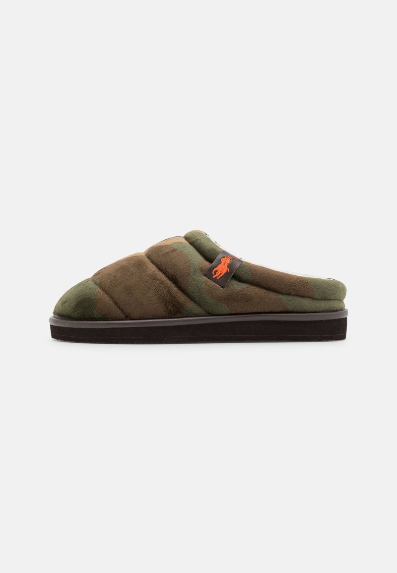 Chausson fermé motif camouflage vert et marron avec une semelle noire et un patch logo orange sur le dessus.