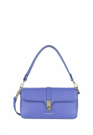 Borsa a tracolla in pelle blu con design piatto, chiusura a scatto superiore e tracolla rimovibile. Presenta accessori in argento e un marchio impresso.