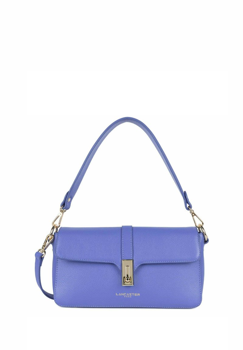 Blauwe leren handtas met een vlak ontwerp, een bovenste sluiting met klips en een afneembare schouderband. Voorzien van zilveren hardware en ingedrukte branding.