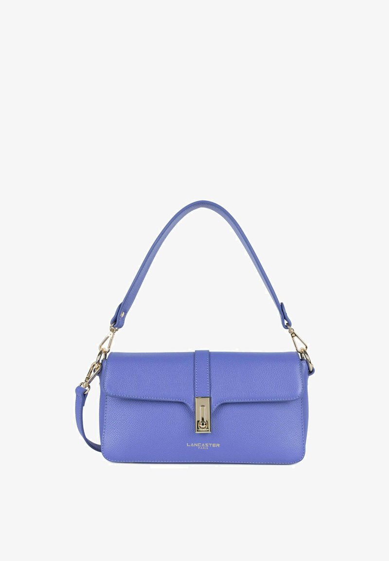 Blauwe leren handtas met een vlak ontwerp, een bovenste sluiting met klips en een afneembare schouderband. Voorzien van zilveren hardware en ingedrukte branding.