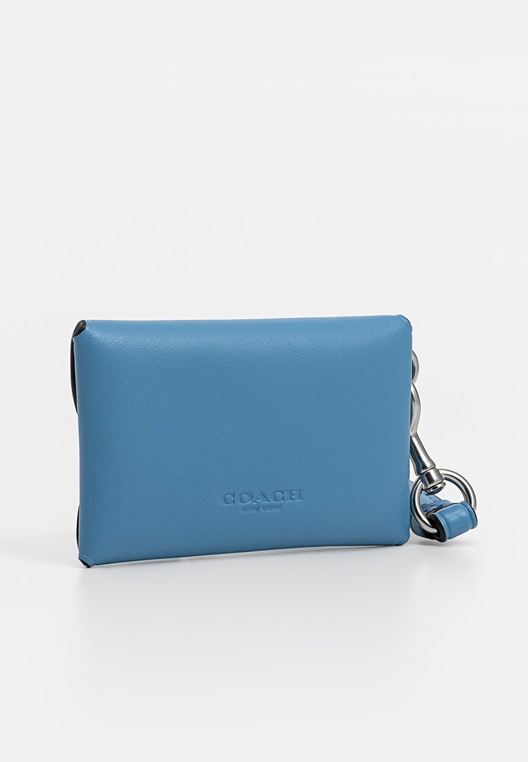 Blauwe leren handtas met een gladde textuur, rechthoekige vorm en zilveren hardware. Voorzien van een afneembare schouderriem en geperst merk.