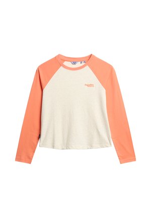 Langarm-raglanhirt met koraalkleurige mouwen en kraag, beige lijf en klein oranje "SuperDry Athletics"-logo op de borst.