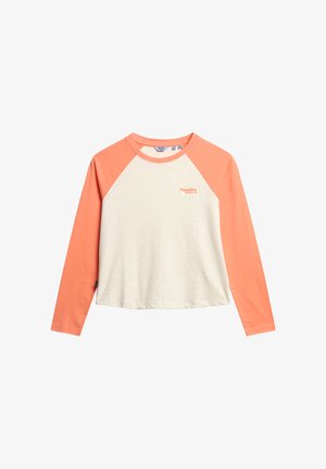 Langærmet raglantrøje med koralfarvede ærmer og krave, beige krop og lille orange "SuperDry Athletics"-logo på brystet.
