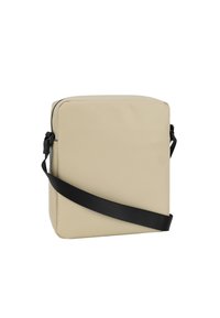 Borsa a tracolla rettangolare beige realizzata in tessuto liscio, dotata di una tracolla nera regolabile e chiusura con zip. Design semplice senza hardware visibile.