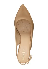 Scarpa con tacco alto color sabbia, con punta affilata, che mostra una texture in pelle liscia, soletta perforata e un cinturino alla caviglia con una fibbia dorata.